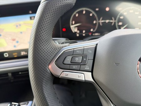 2026 Volkswagen Touareg R-Line (COMMERCIAL) thumbnail