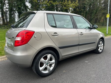 2011 Skoda Fabia - thumbnail 2