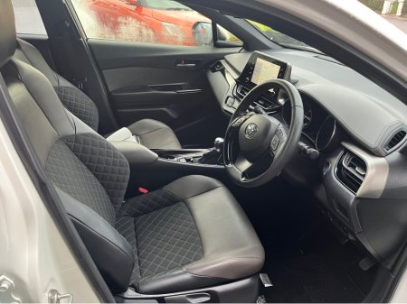 2020 Toyota C-HR 6AA-ZYX11 €24,000 thumbnail