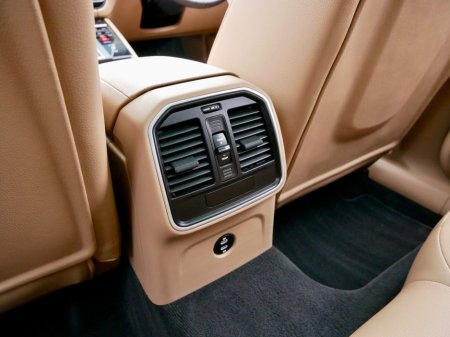 2023 Porsche Macan Macan T €69,950 thumbnail