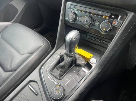 2018 Volkswagen Tiguan R-LINE 4MOTION BLACK EDITION 2.0 TDI // FULL SERVICE HISTORY // LEATHER HEATED SEATS // 360 PARKING CAMERAS €29,900 thumbnail