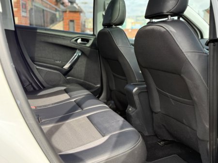 2016 Peugeot 2008 - thumbnail 23