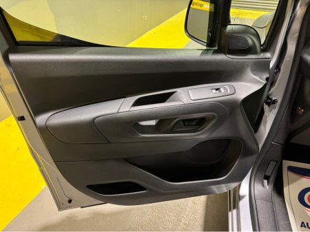 2024 Opel Combo SPORTIVE L1H1-1.5 100PS D-6SPEED TOP SPEC €19,950 thumbnail