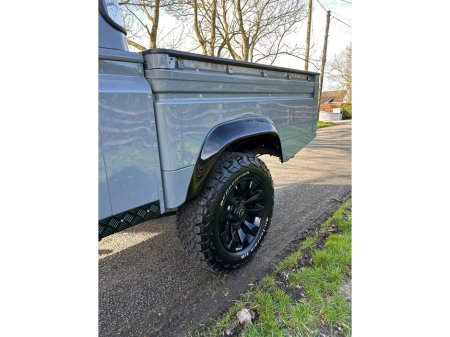 2017 Land Rover Defender - thumbnail 9