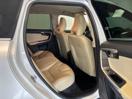 2015 Volvo XC60 D4 (181hp) FWD SE Lux Geartronic €11,995 thumbnail