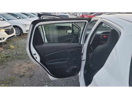 2018 Toyota Vitz - thumbnail 10