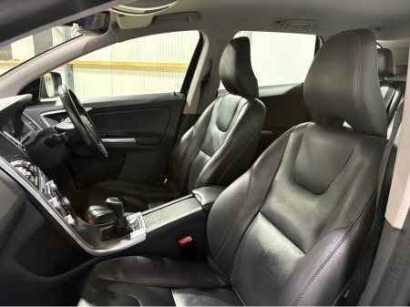 2017 Volvo XC60 SE NAV D4 2.0 TD B4 R-DESIGN MHEV 197BHP €15,950 thumbnail