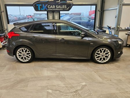 2017 Ford Focus - thumbnail 2