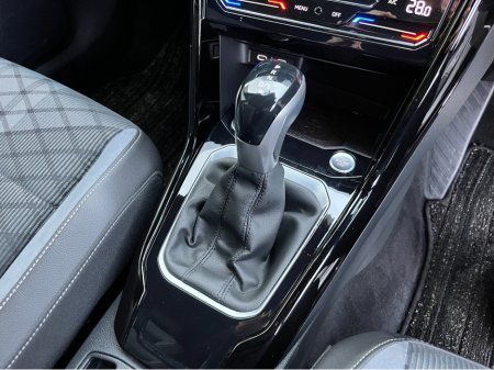 2023 Volkswagen T-Roc R-LINE AUTOMATIC 2.0 DIESEL //HALF LEATHER HEATED SEATS//REVERSE CAMERA//ADAPTIVE CRUISE CONTROL//KEYLESS ENTRY// €31,950 thumbnail