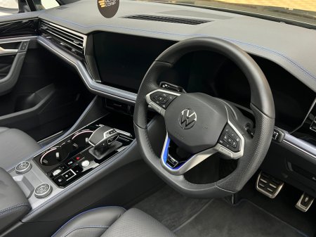 2025 Volkswagen Touareg R V6 3.0 TSI PHEV 462HP €89,990 thumbnail