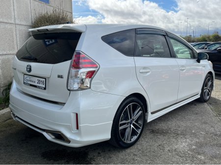 2016 Toyota Prius Alpha - thumbnail 4