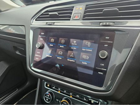 2019 Volkswagen Tiguan R-LINE 2.0 TDI MANUAL 6SPEED FWD 150HP 5DR €27,950 thumbnail