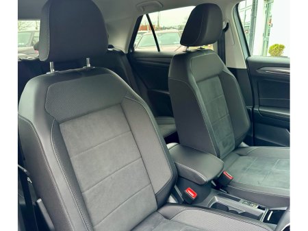 2023 Volkswagen T-Roc ++JUST 6K KML++ STYLE 1.5 TSI D7F 150HP €34,950 thumbnail