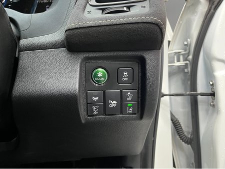 2017 Honda Vezel €16950! 2017 HONDA VEZEL RS HYBRID SENSING 1.5 AUTOMATIC / CRUISE CONTROL / REVERSE CAMERA / HEATED SEATS / PADDLE SHIFTERS AND MORE €16,950 thumbnail