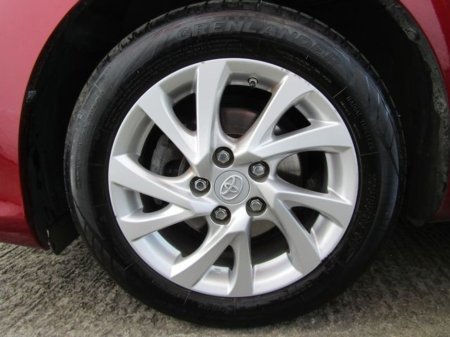 2018 Toyota Auris Hybrid Luna 4DR Auto €16,950 thumbnail