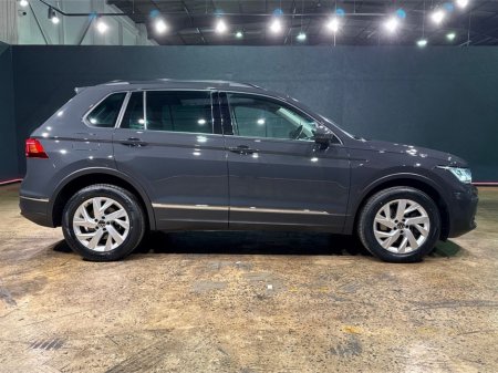 2022 Volkswagen Tiguan HYBRID AUTOMATIC 1.4L TSI PHEV - PARKING SENSORS - CRUISE CONTROL - A/C HEATING CONTROLS €29,950 thumbnail