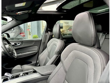 2025 Volvo XC60 T6 AWD PANORAMIC SUNROOF thumbnail