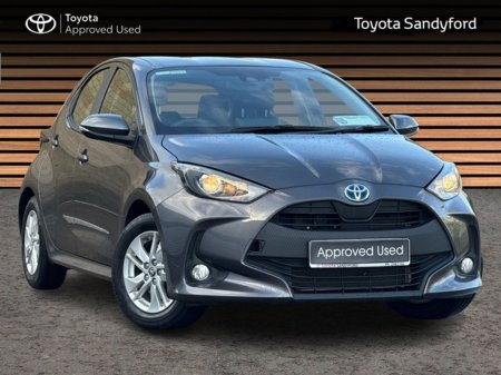 2023 Toyota Yaris HYBRID LUNA // REAR CAMERA // TOYOTA SAFETY SENSE // BLUETOOTH // AIR CON // FULL WARRANTY €23,945