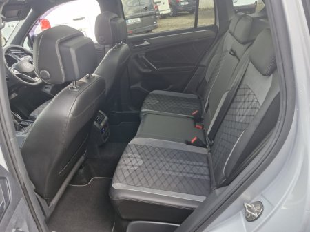 2022 Volkswagen Tiguan R-LINE 2.0 TDI D7F 150HP 5DR AU €41,950 thumbnail