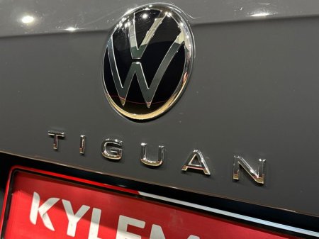 2022 Volkswagen Tiguan HYBRID AUTOMATIC 1.4L TSI PHEV - PARKING SENSORS - CRUISE CONTROL - A/C HEATING CONTROLS €29,950 thumbnail