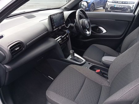 2024 Toyota Yaris Cross 1.5 Hybrid Luna Sport (Pearl white) €30,850 thumbnail