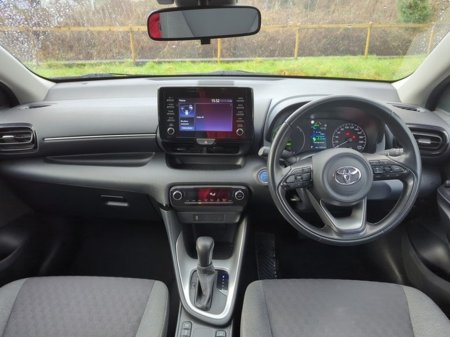 2022 Toyota Yaris FRESH SELECTION OF TRADE-INS YARIS HYBRID LUNA 4DR AUTO €19,500 thumbnail