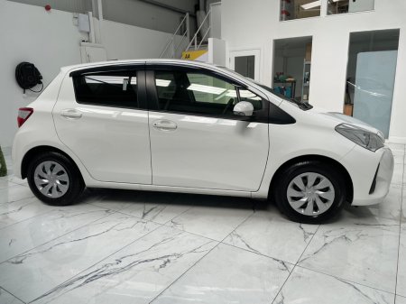 2017 Toyota Yaris - thumbnail 2