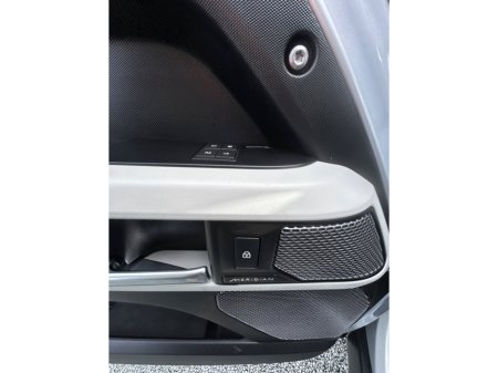 2023 Land Rover Defender - thumbnail 25