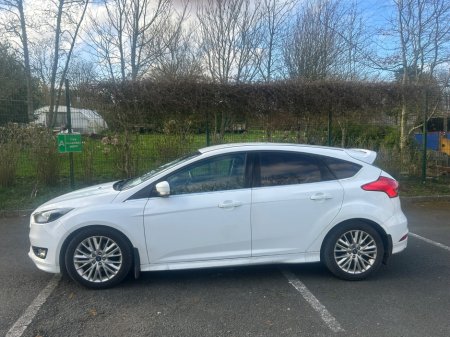 2016 Ford Focus - thumbnail 2