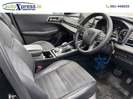 2023 Mitsubishi Outlander PHEV 4WD BLACK EDITION, Low mileage, Reversing camera thumbnail