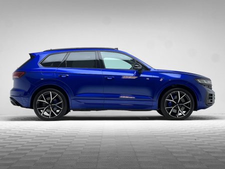 2025 Volkswagen Touareg R V6 3.0 TSI PHEV 462HP €89,990 thumbnail