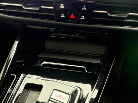 2025 Volkswagen Golf GTE 1.5 PHEV 272HP DSG *PAN ROOF* €47,990 thumbnail