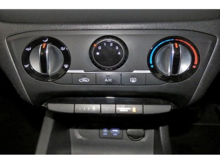 2017 Hyundai i20 1.2 ACTIVE DELUXE 5SPD *BI-TONE INTERIOR* €10,890 thumbnail