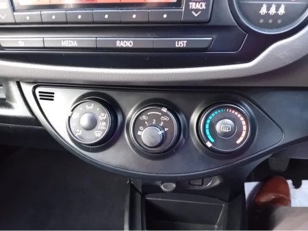 2015 Toyota Yaris - thumbnail 22