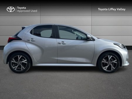 2025 Toyota Yaris - thumbnail 3