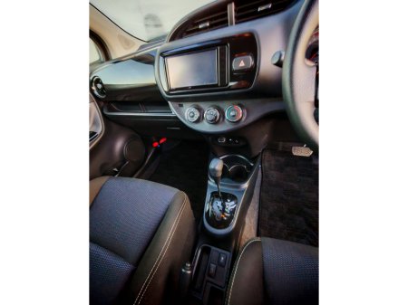 2018 Toyota Yaris - thumbnail 9