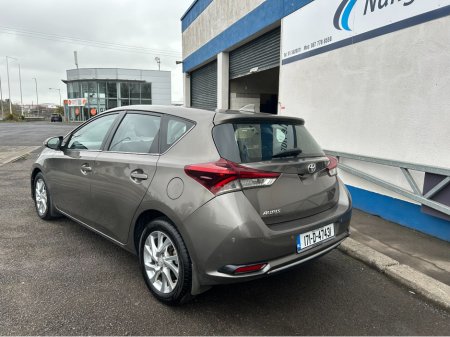 2017 Toyota Auris - view 3