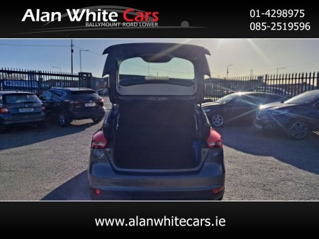 2016 Ford Focus - thumbnail 9