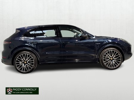 2022 Porsche Cayenne - view 3
