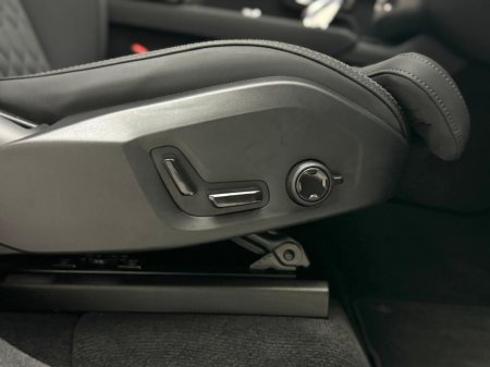 2025 Volvo XC90 PLUS T8 PHEV AWD AUTO *7 SEATER* €82,990 thumbnail