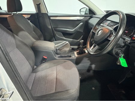 2016 Skoda Octavia 1.6 TDI 11 110HP 4DR COMBI AMBITION €9,950 thumbnail