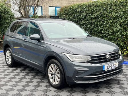 2023 Volkswagen Tiguan LIFE 1.4 HYBRID // DIGITAL CLUSTER // APPLE CARPLAY/ANDROID AUTO // DUAL ZONE CLIMATE CONTROL €31,900 thumbnail