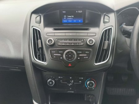 2016 Ford Focus - thumbnail 12