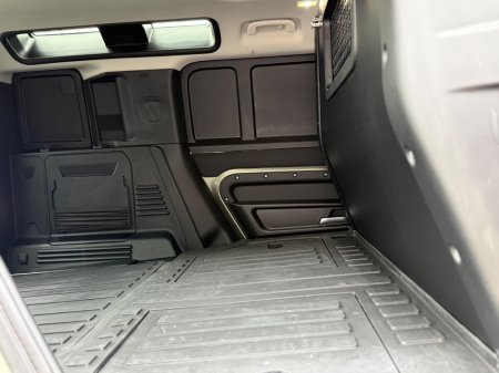 2021 Land Rover Defender - thumbnail 18