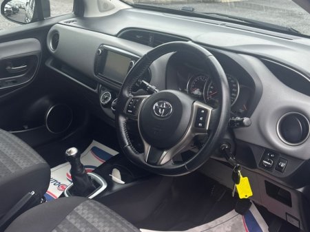 2017 Toyota Yaris - thumbnail 9