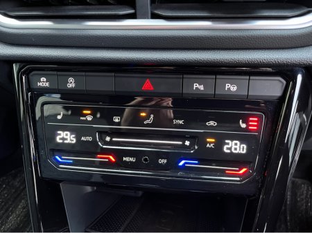 2023 Volkswagen T-Roc R-LINE AUTOMATIC 2.0 DIESEL //HALF LEATHER HEATED SEATS//REVERSE CAMERA//ADAPTIVE CRUISE CONTROL//KEYLESS ENTRY// €31,950 thumbnail