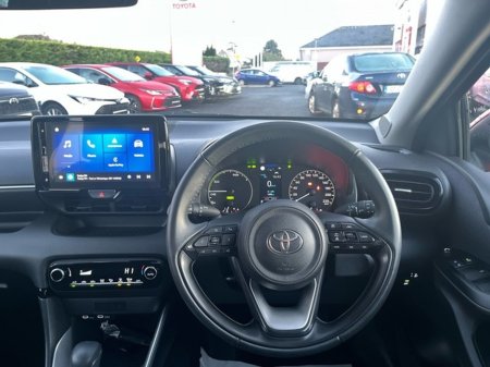 2024 Toyota Yaris YARIS HYBRID 1.5 LUNA €25,444 thumbnail