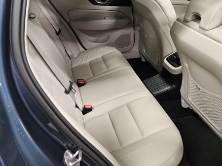 2022 Volvo V60 PHEV T8 (455hp) Ultimate Dark AWD €27,950 thumbnail