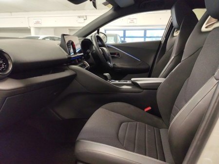 2025 Toyota C-HR PHEV SOL €45,750 thumbnail