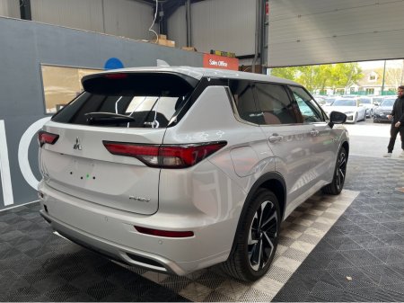 2024 Mitsubishi Outlander - photo 2